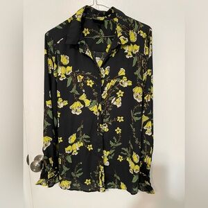 Who What Wear button up long sleeve
Black blouse w yellow floral print M